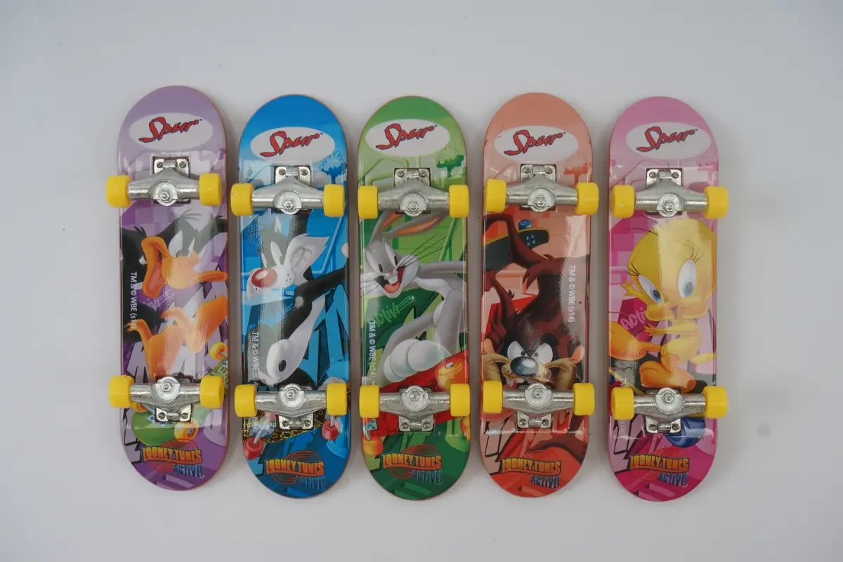 Spur toy kick-board